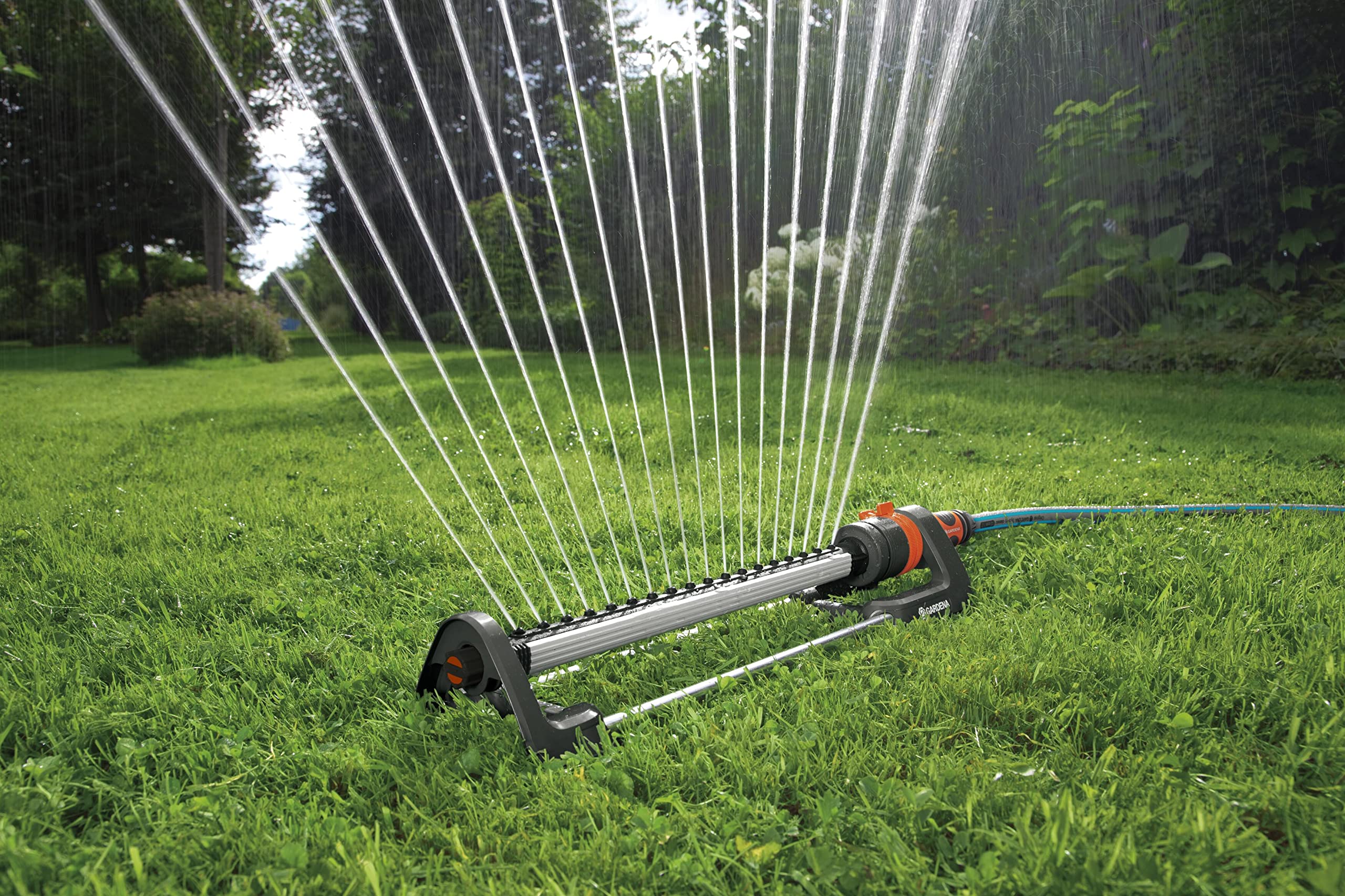 Gardena Aqua L rectangular oscillating sprinkler: Lawn sprinkler for watering areas of 120?280 m?, range 8?16 m, spread max. 16 m, built-in metal