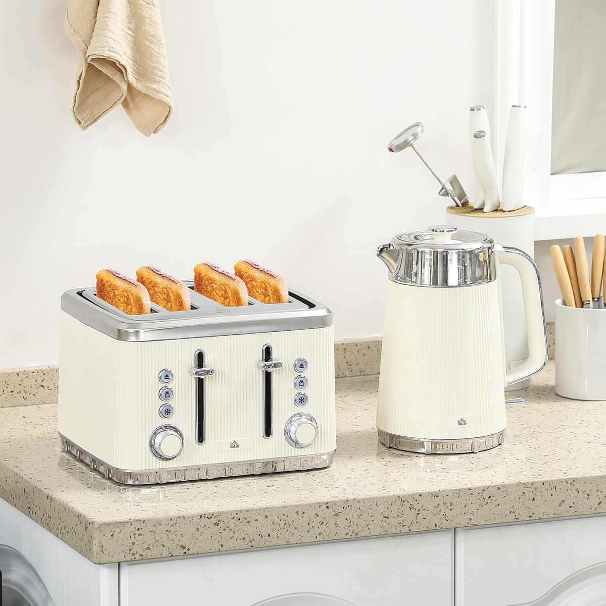 HOMCOM 1.7L 3000W Rapid Boil Kettle and 4 Slice Toaster Set Crumb Tray Black