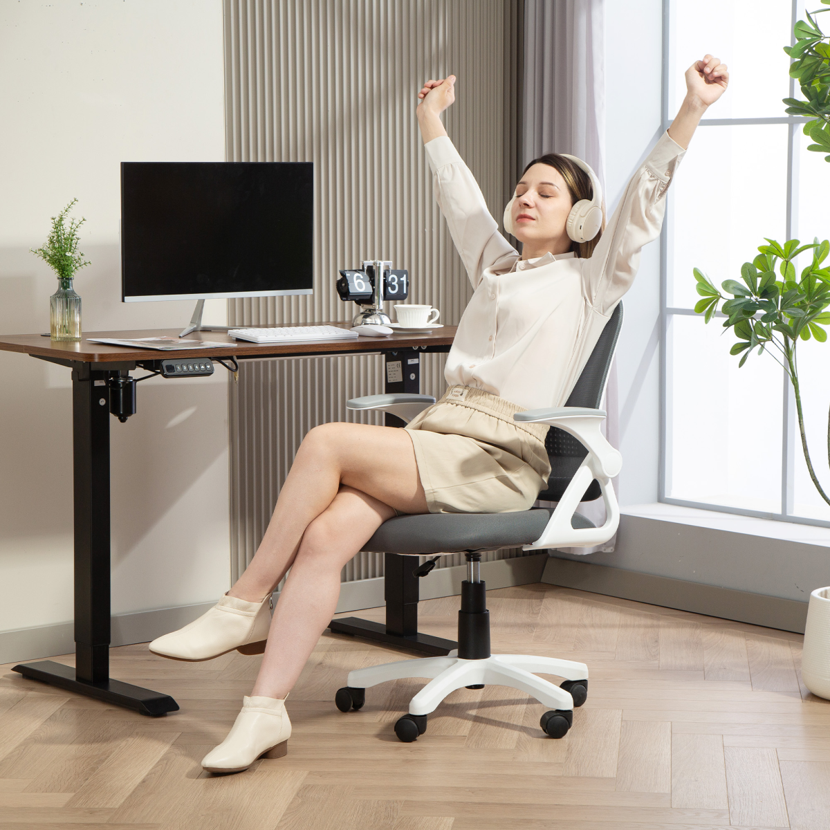 HOMCOM Ergonomic Swivel Computer Chair with Flip-up Armrests