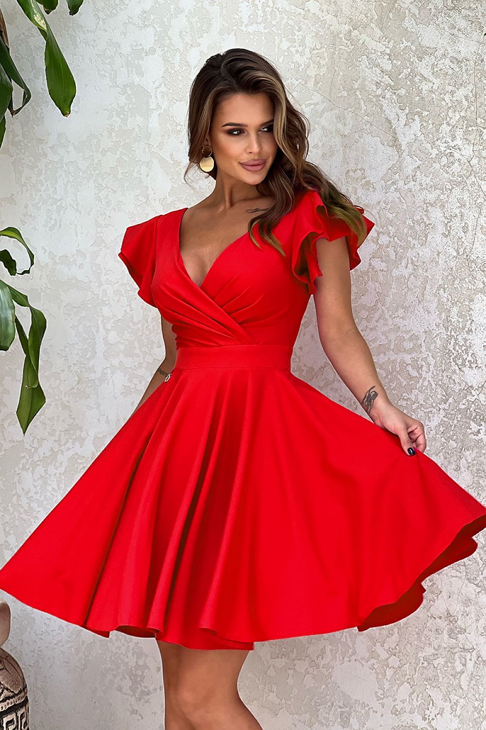 Elegant Bicotone Cocktail Dress with Ruffled Sleeves and Tailored Fit for Sophisticated Charm
