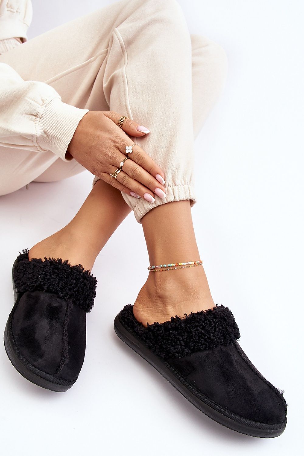 Luxurious Women's Fur-Insulated Slippers with Rubber Sole - Perfect for Chilly Evenings