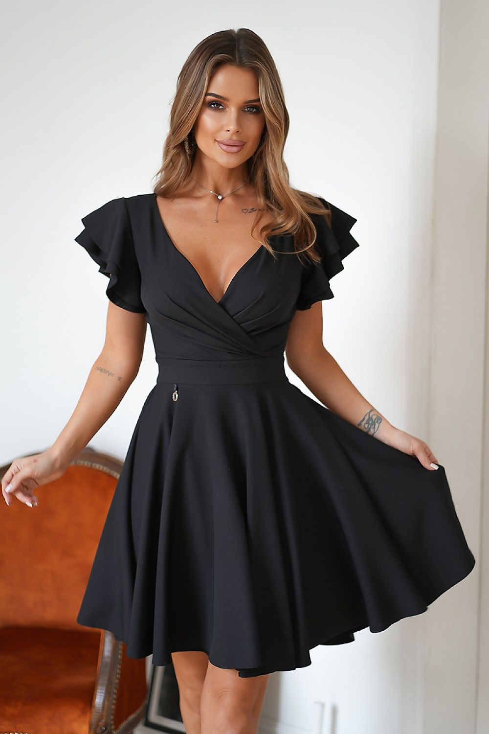 Elegant Bicotone Cocktail Dress with Ruffled Sleeves and Tailored Fit for Sophisticated Charm