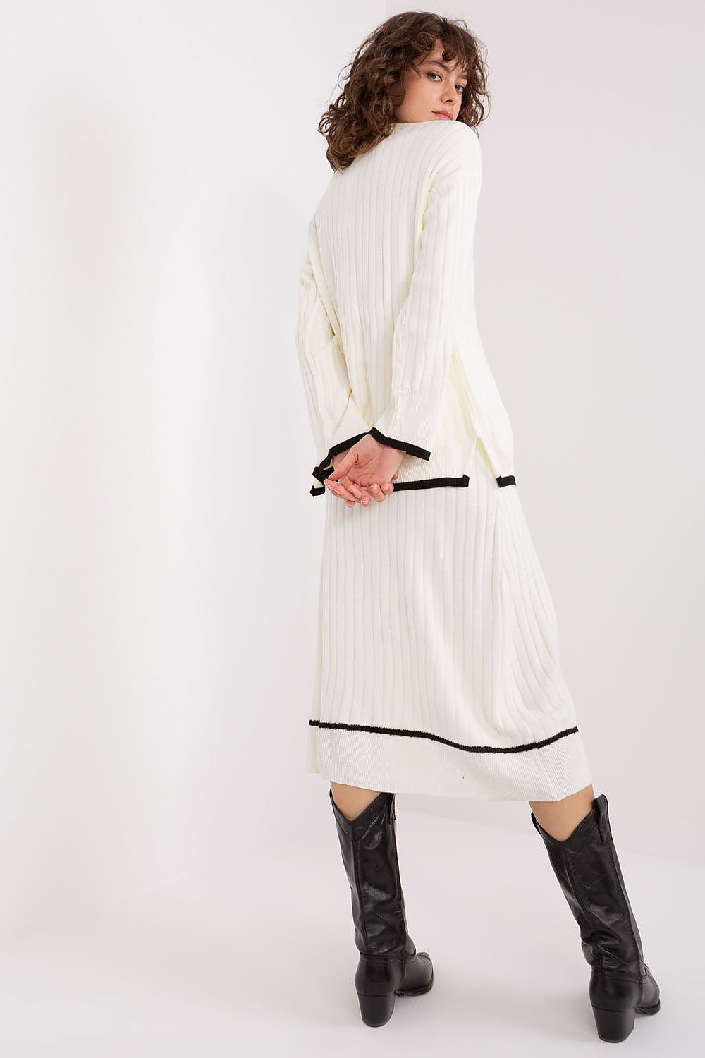 Luxury Badu Knitted Set with Contrasting Colours - Elegant Sweater & Skirt Duo in Midi Length