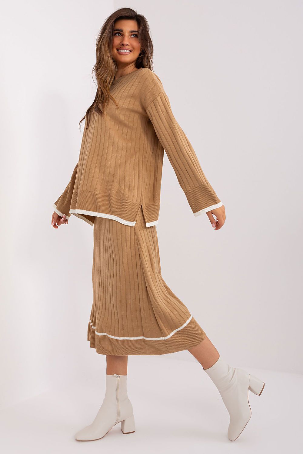 Luxury Badu Knitted Set with Contrasting Colours - Elegant Sweater & Skirt Duo in Midi Length