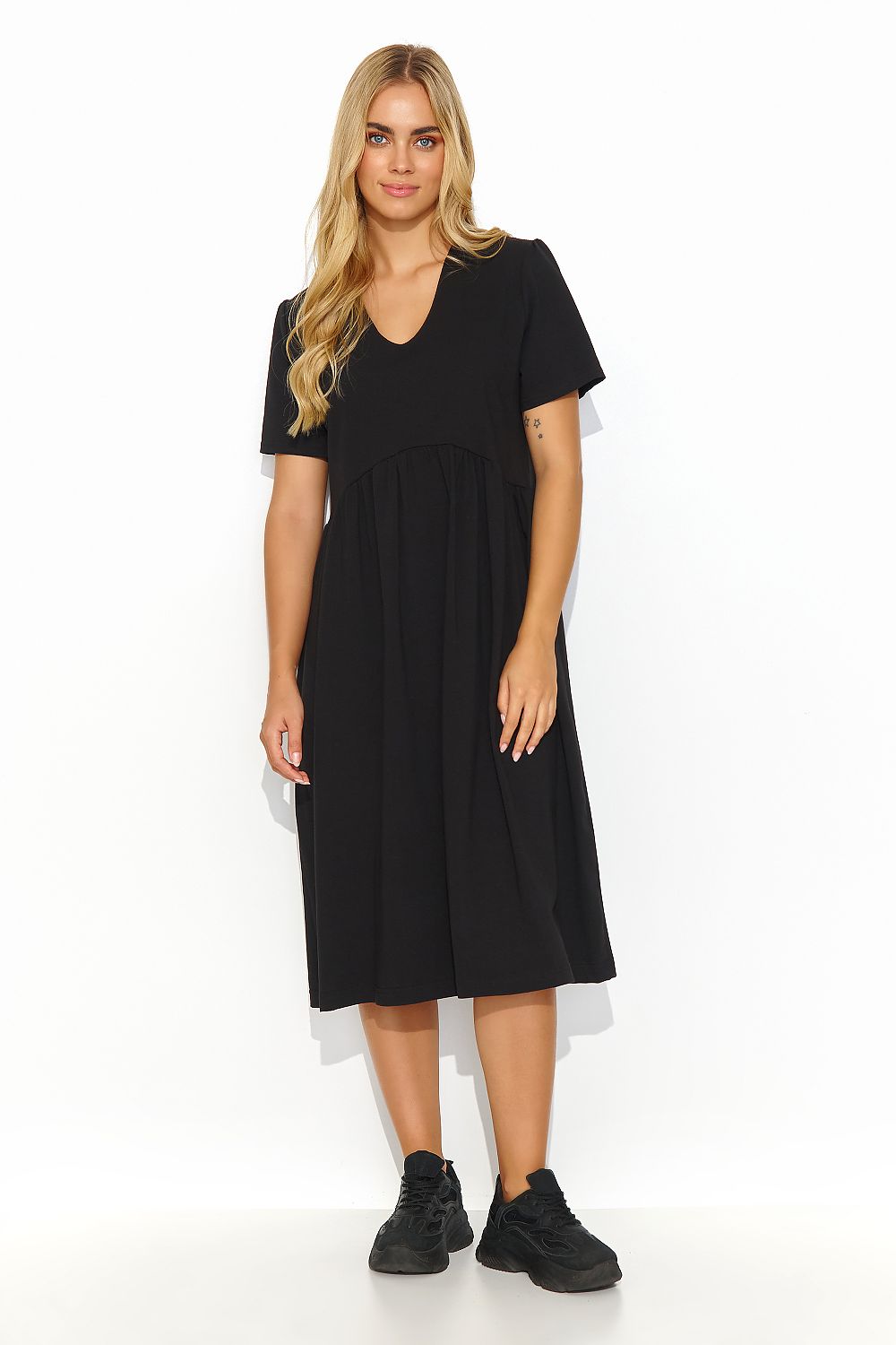 Elegant Knee-Length Daydress With Heart Neckline by Makadamia - Available in 4 Stylish Shades