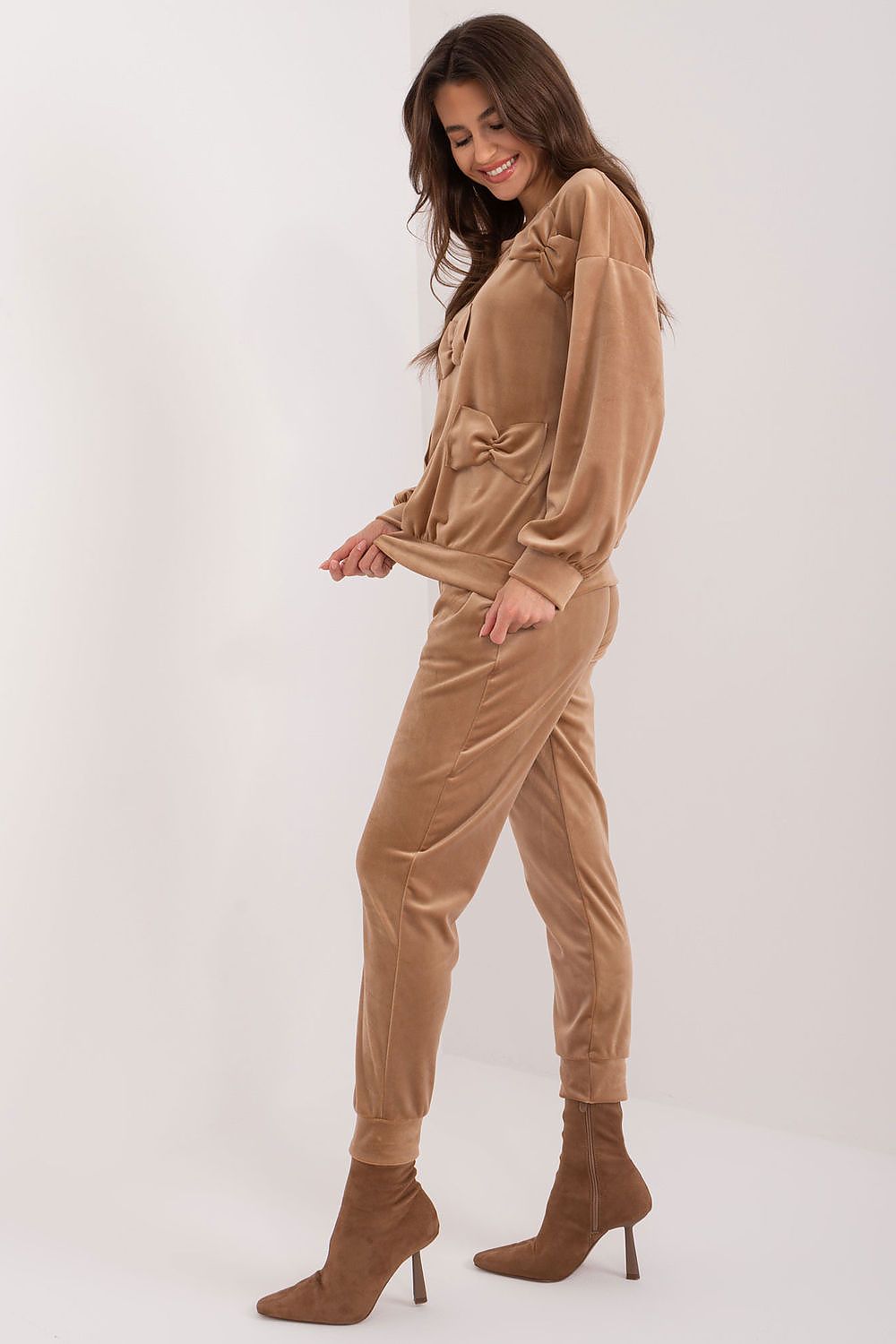 Elegant Italy Moda Velour Set with Decorative Bows – Luxurious Sweatshirt and Pants Combo