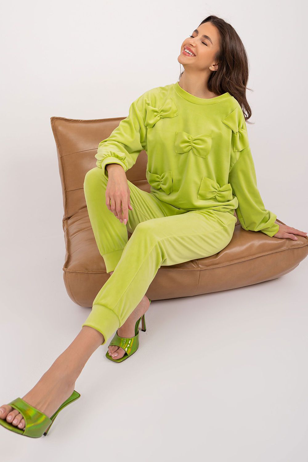 Elegant Italy Moda Velour Set with Decorative Bows – Luxurious Sweatshirt and Pants Combo