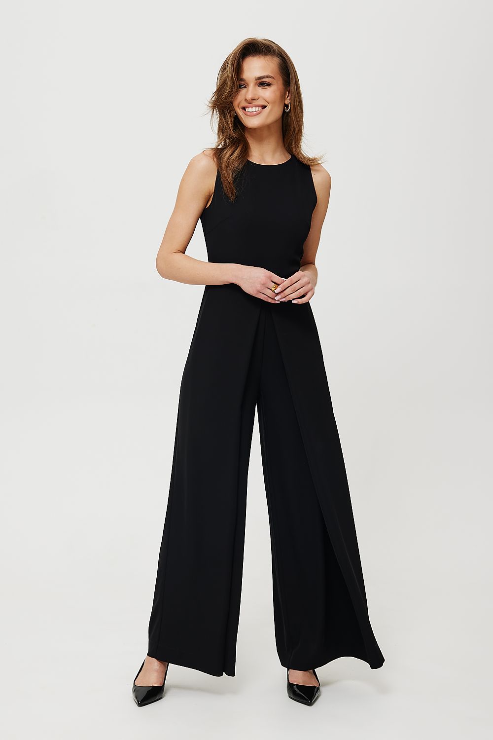 Modern Elegant Sleeveless Jumpsuit with Wide Legs and Pockets – Premium Polish Tailoring