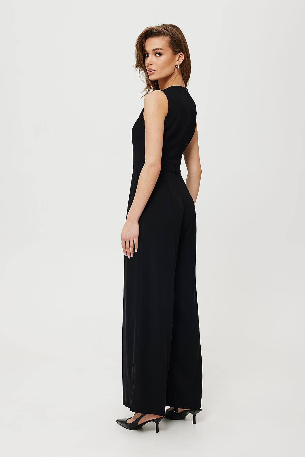 Modern Elegant Sleeveless Jumpsuit with Wide Legs and Pockets – Premium Polish Tailoring