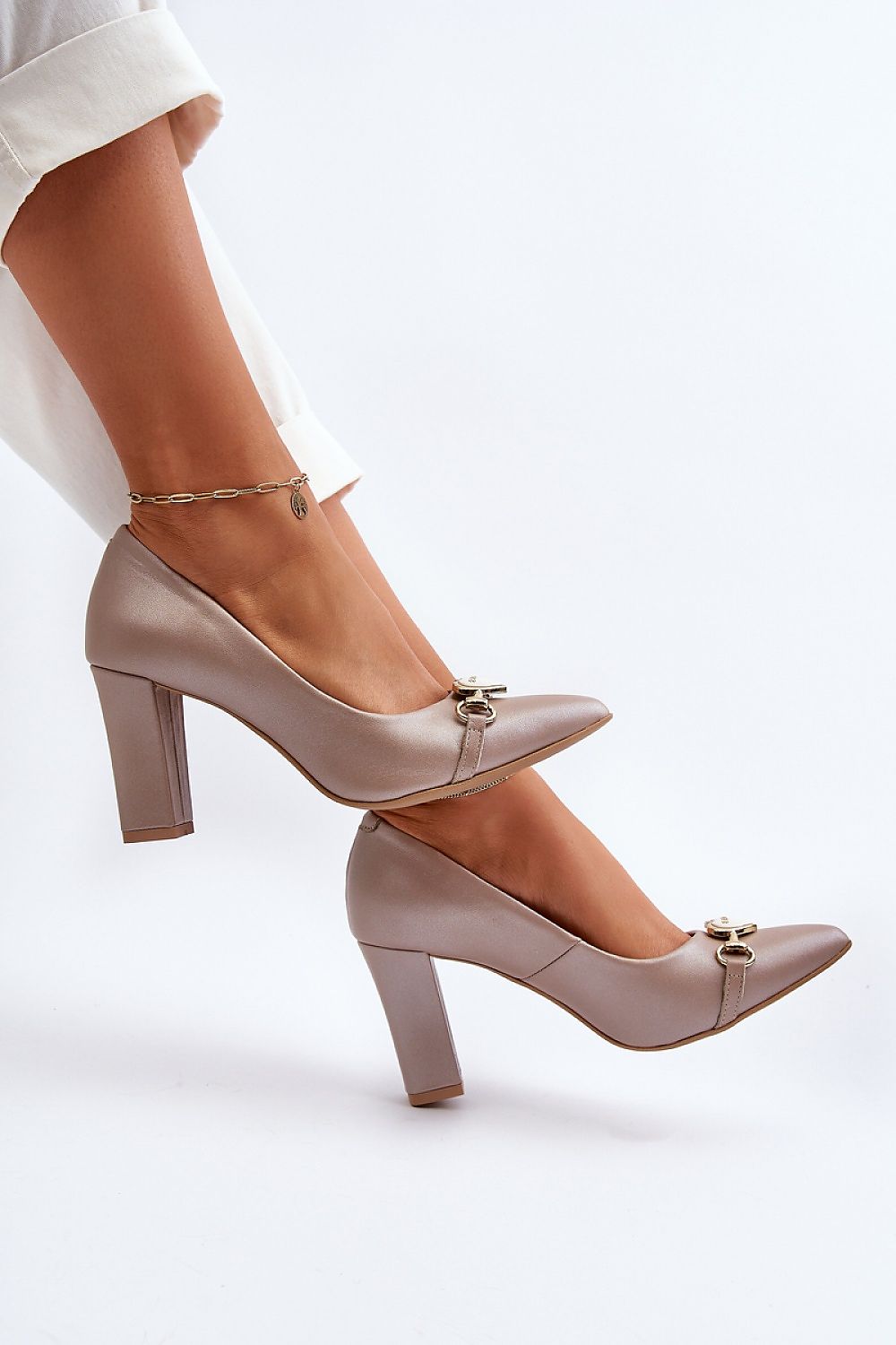Elegant Natural Leather Block Heel Pumps with Heart-Shaped Ornament – Step in Style