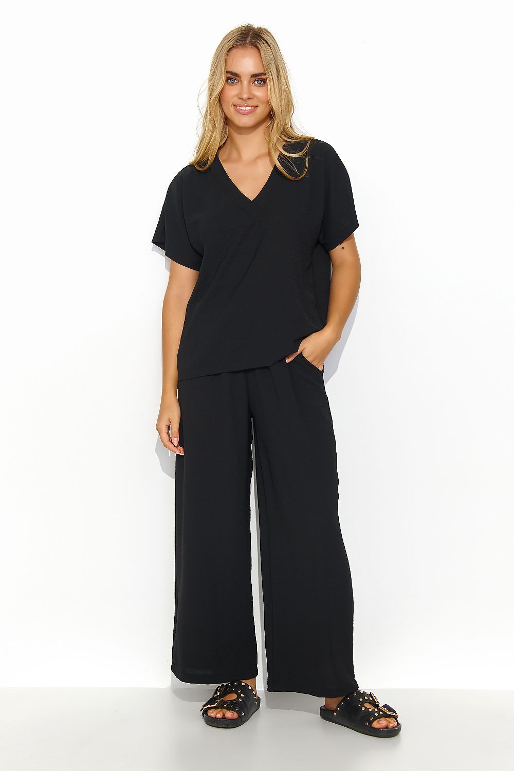 Elegant women's 2-piece set with v-neck blouse & wide-leg...