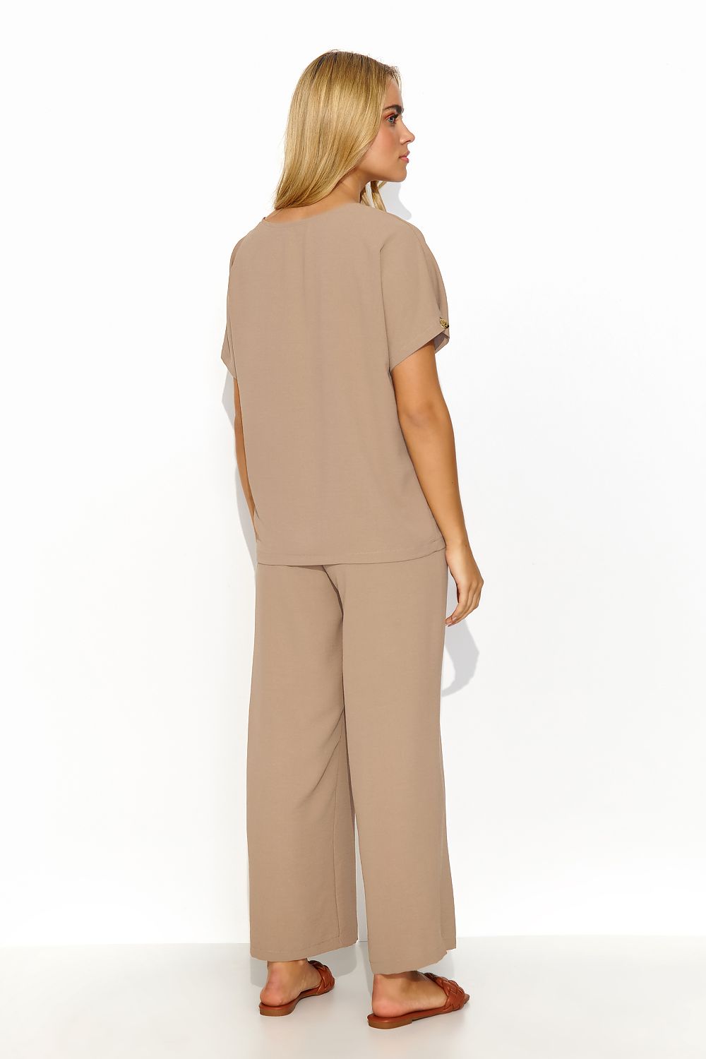 Elegant women's 2-piece set with v-neck blouse & wide-leg...