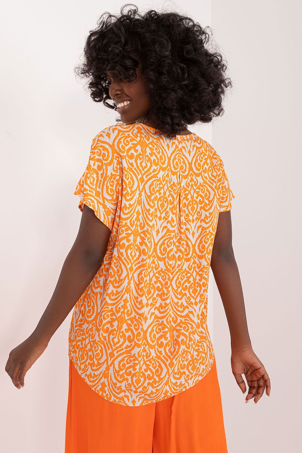 Elegant V-Neck Printed Blouse in Soft Viscose – Comfortable Everyday Style by Sublevel