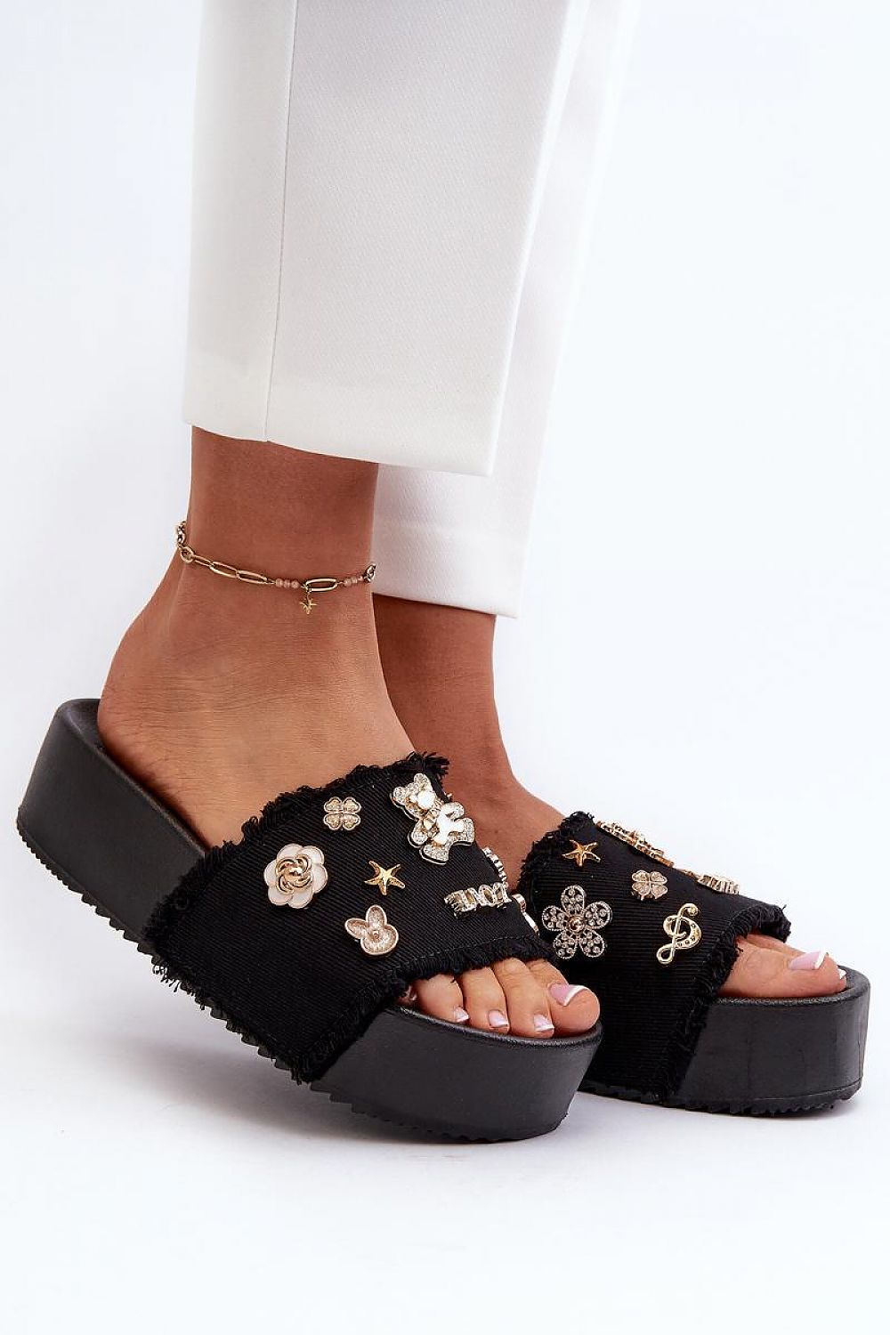 Women's Chunky Platform Sandals with Cute Badges – Comfortable Summer Footwear