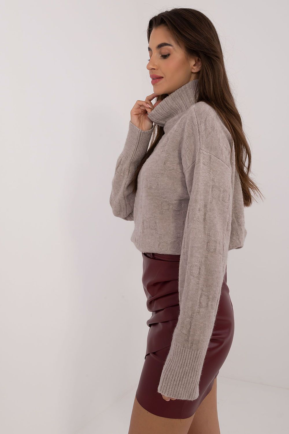 Elegant Long Sleeve Jumper with Decorative Cuffs and Distinctive Print - Classic Round Neck Sweater
