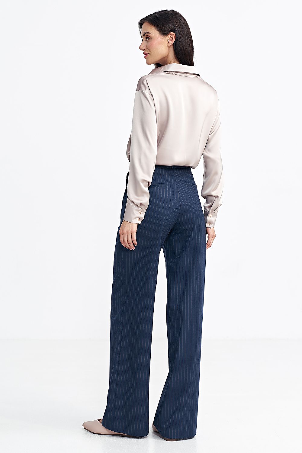 Elegant women's wide leg trousers with pleats and comfort...