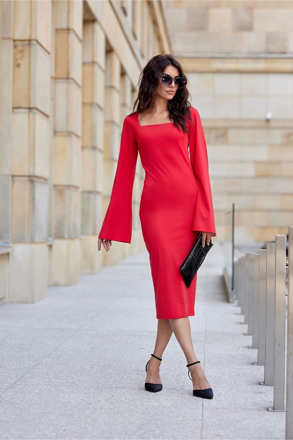 Elegant midi daydress with square neckline and flared sle...