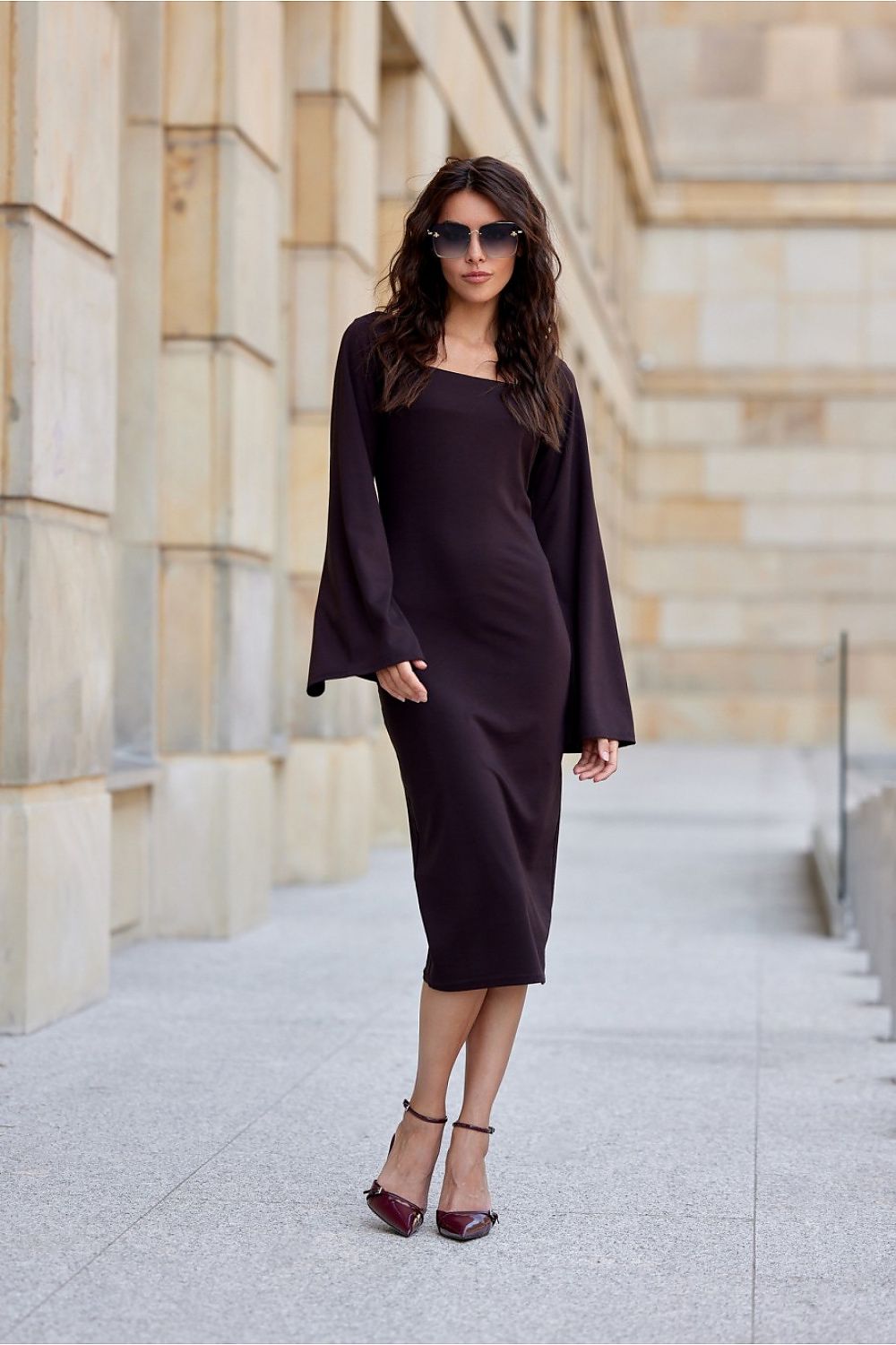 Elegant midi daydress with square neckline and flared sle...