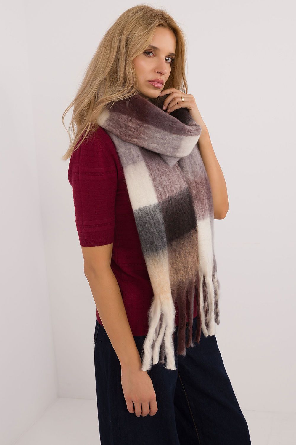Elegant 220Cm Polyester Scarf with Classic Check Pattern and Decorative Tassels