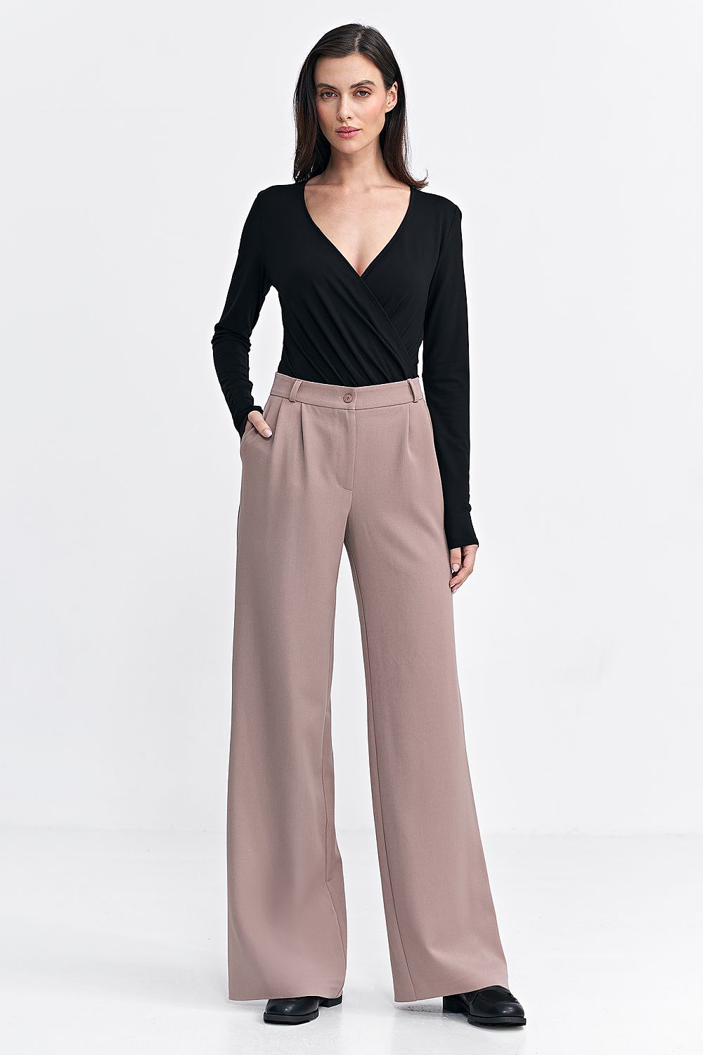 Elegant women's wide leg trousers with pleats and comfort...