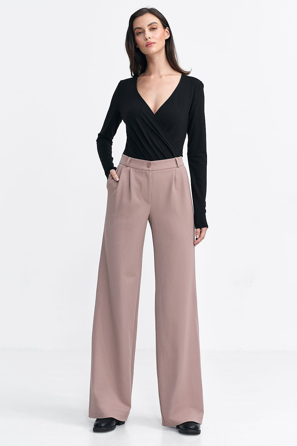Elegant women's wide leg trousers with pleats and comfort...