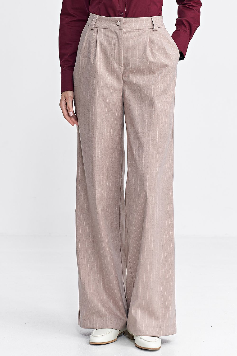 Elegant women's wide leg trousers with pleats and comfort...