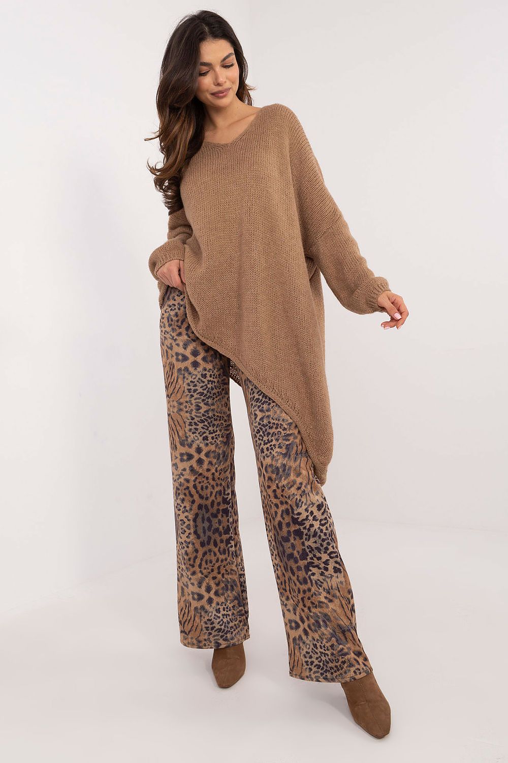 Och Bella Women's Asymmetrical Hem Sweater - EU 0, Casual Comfort in Premium Wool Blend