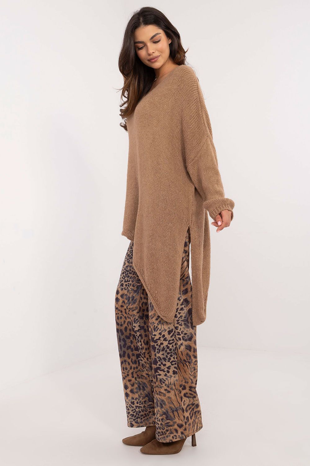 Och Bella Women's Asymmetrical Hem Sweater - EU 0, Casual Comfort in Premium Wool Blend