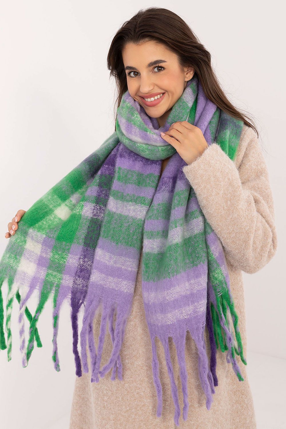 Elegant 186 cm Polyester Check Scarf with Decorative Tassels for Winter Styling