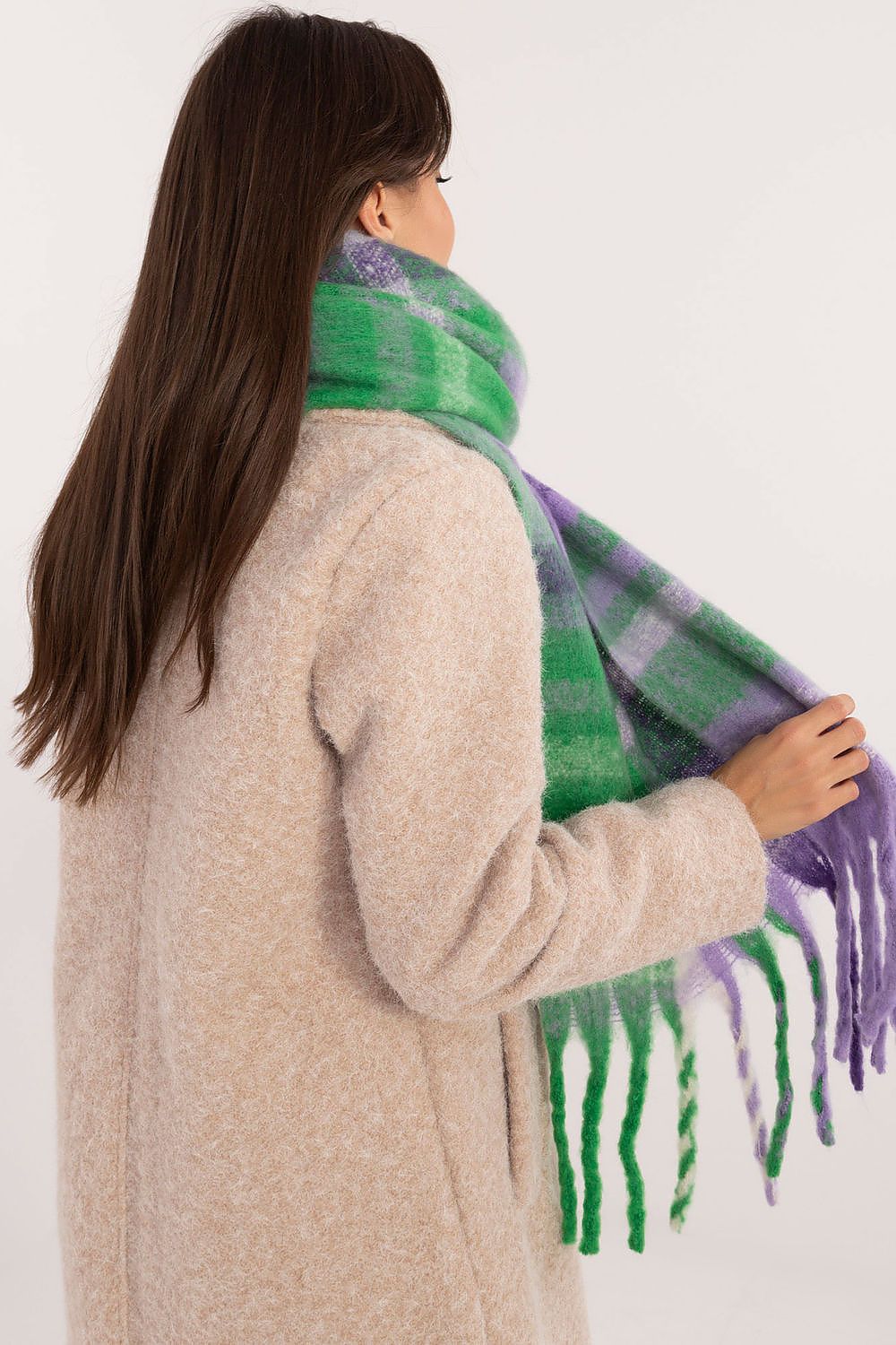 Elegant 186 cm Polyester Check Scarf with Decorative Tassels for Winter Styling