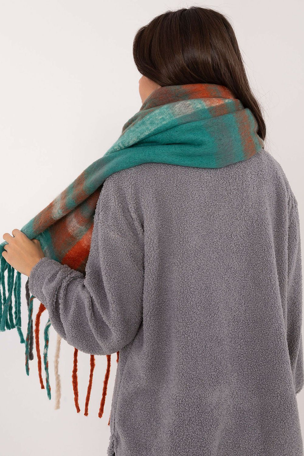 Elegant 186 cm Polyester Check Scarf with Decorative Tassels for Winter Styling