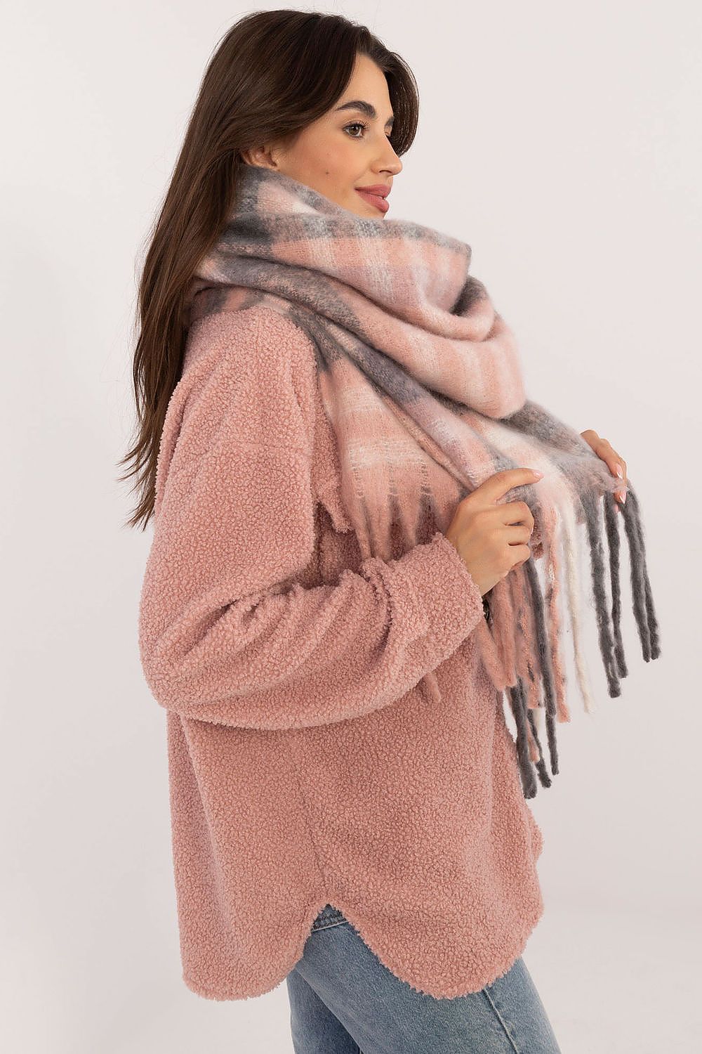 Elegant 186 cm Polyester Check Scarf with Decorative Tassels for Winter Styling