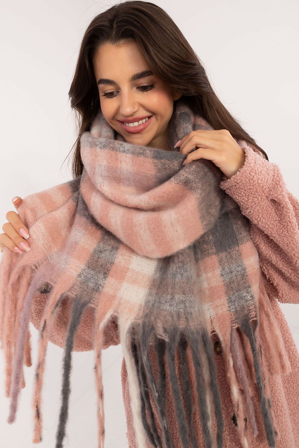 Elegant 186 cm Polyester Check Scarf with Decorative Tassels for Winter Styling