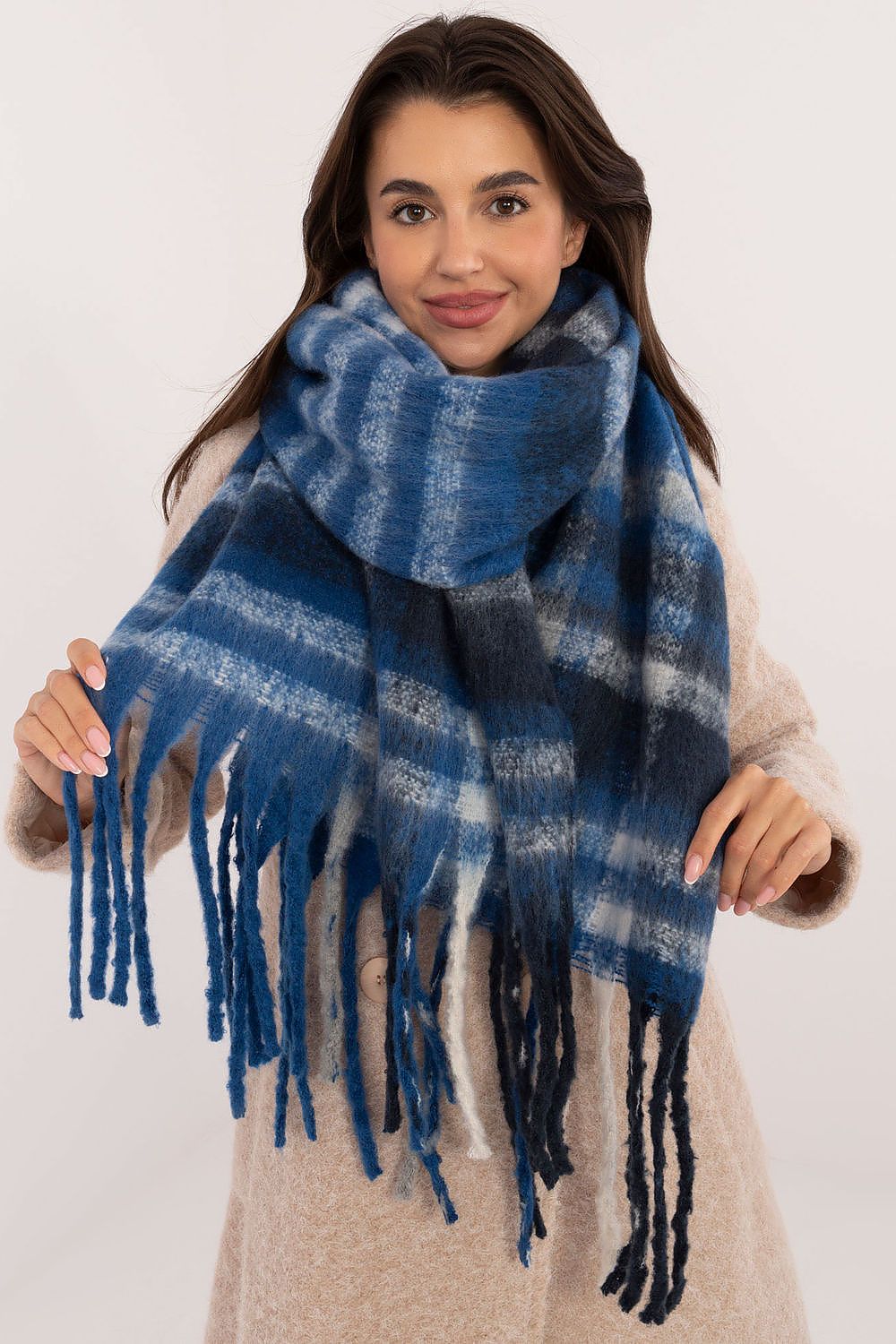 Elegant 186 cm Polyester Check Scarf with Decorative Tassels for Winter Styling