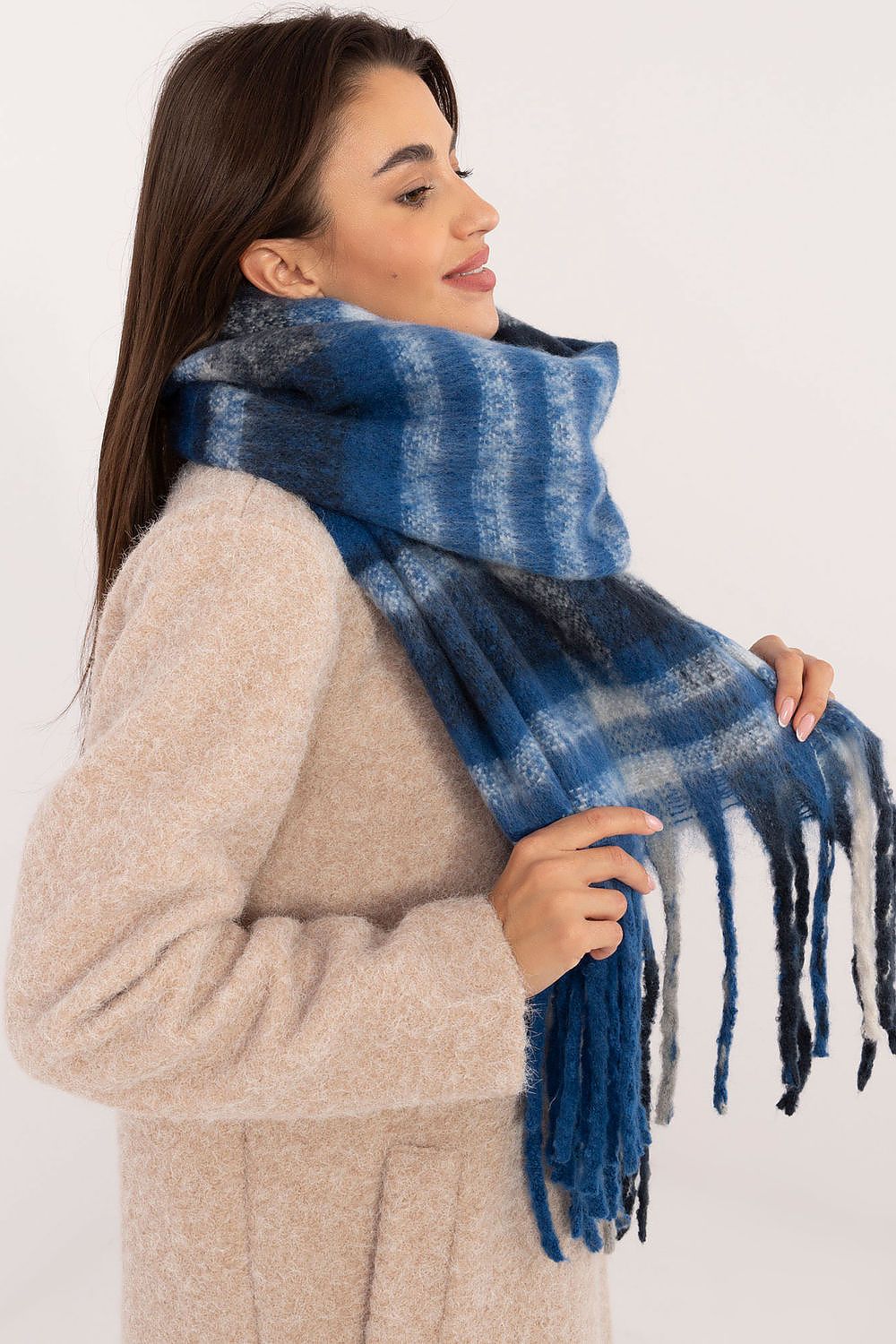 Elegant 186 cm Polyester Check Scarf with Decorative Tassels for Winter Styling