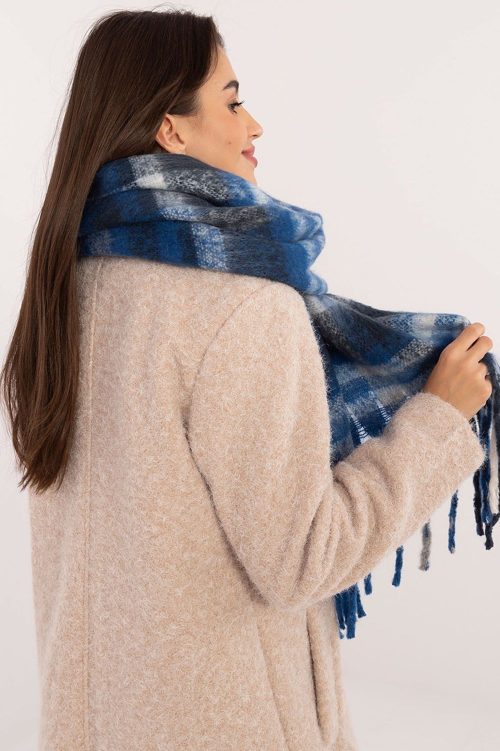 Elegant 186 cm Polyester Check Scarf with Decorative Tassels for Winter Styling