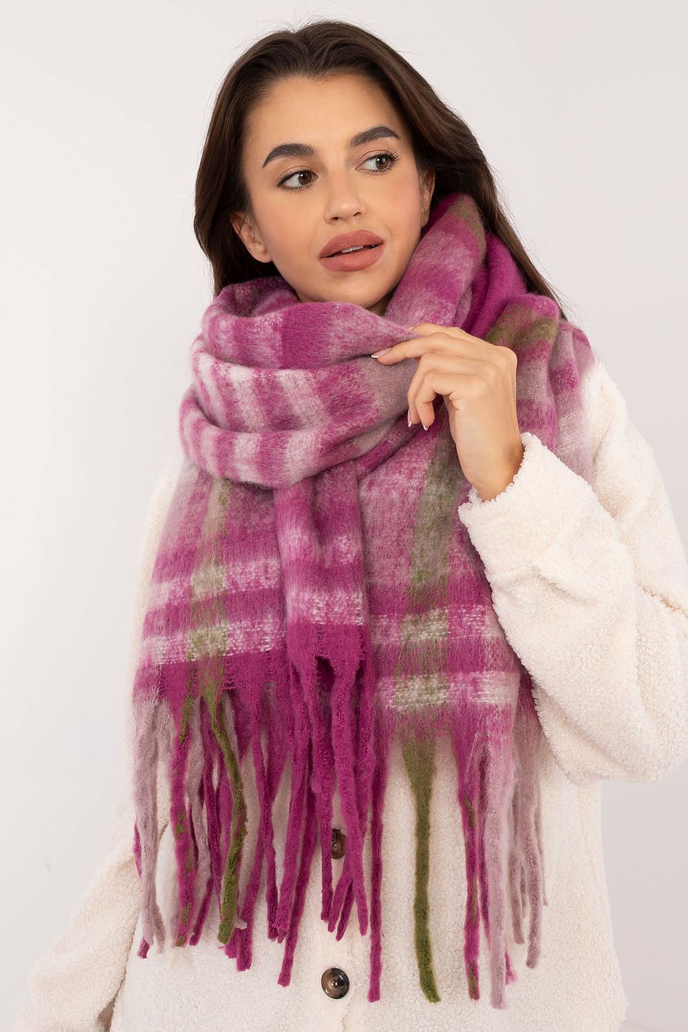 Elegant 186 cm Polyester Check Scarf with Decorative Tassels for Winter Styling