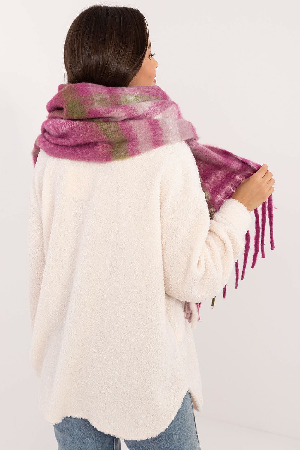 Elegant 186 cm Polyester Check Scarf with Decorative Tassels for Winter Styling