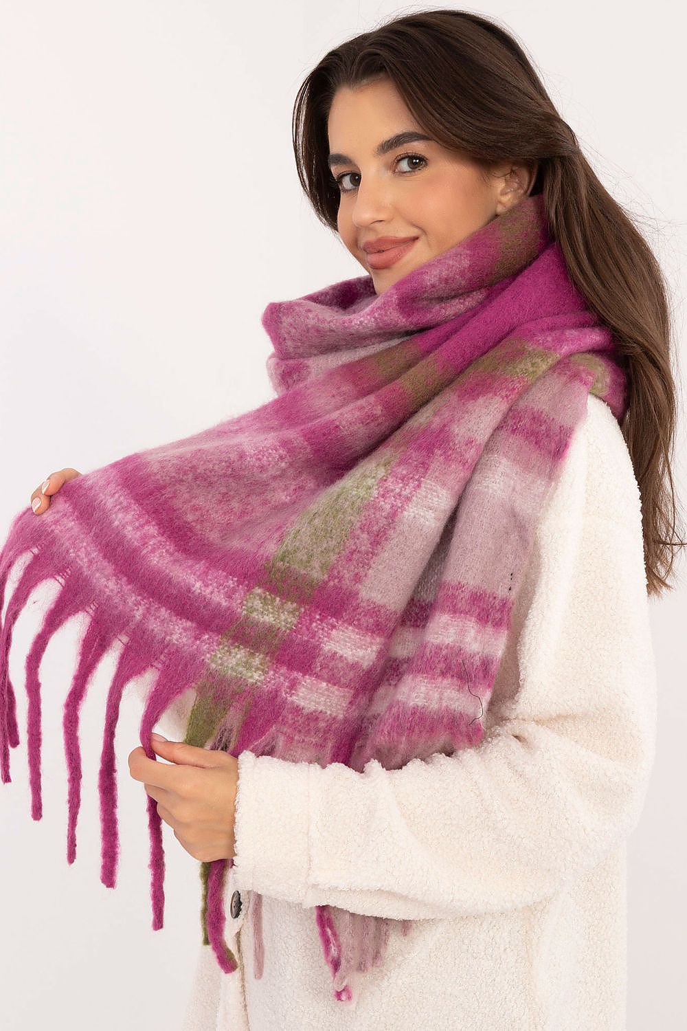 Elegant 186 cm Polyester Check Scarf with Decorative Tassels for Winter Styling