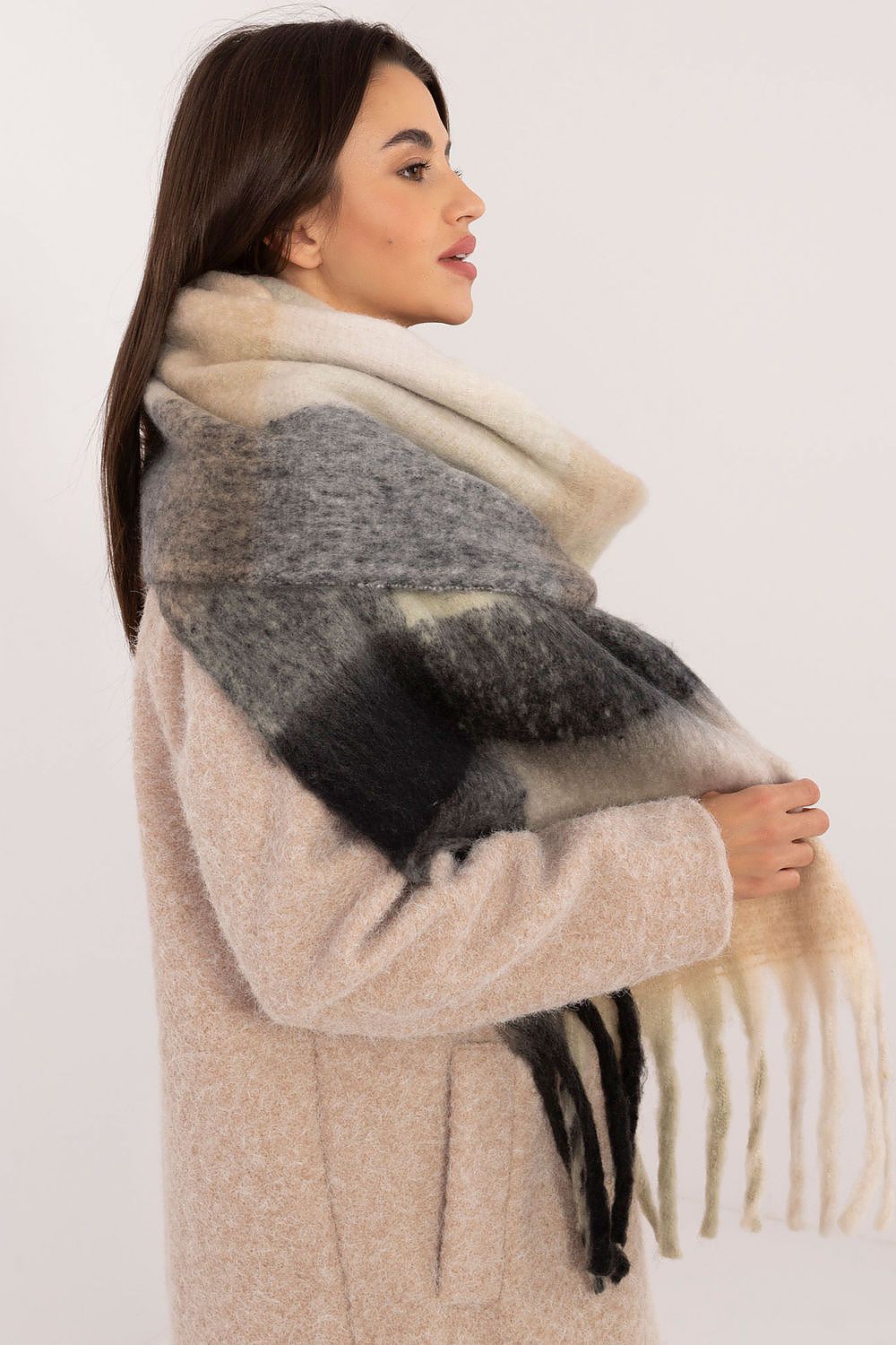 Elegant 220Cm Polyester Scarf with Classic Check Pattern and Decorative Tassels