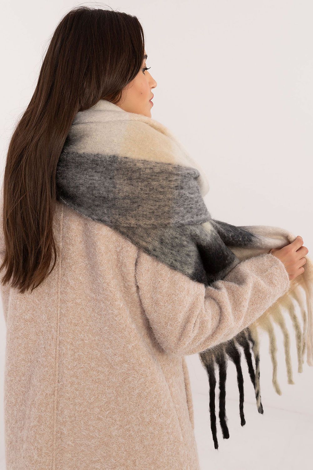 Elegant 220Cm Polyester Scarf with Classic Check Pattern and Decorative Tassels