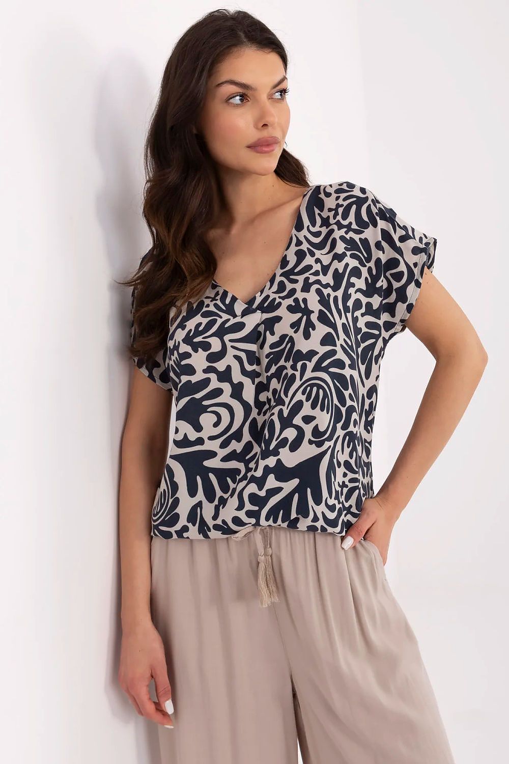 Elegant V-Neck Printed Blouse in Soft Viscose – Comfortable Everyday Style by Sublevel
