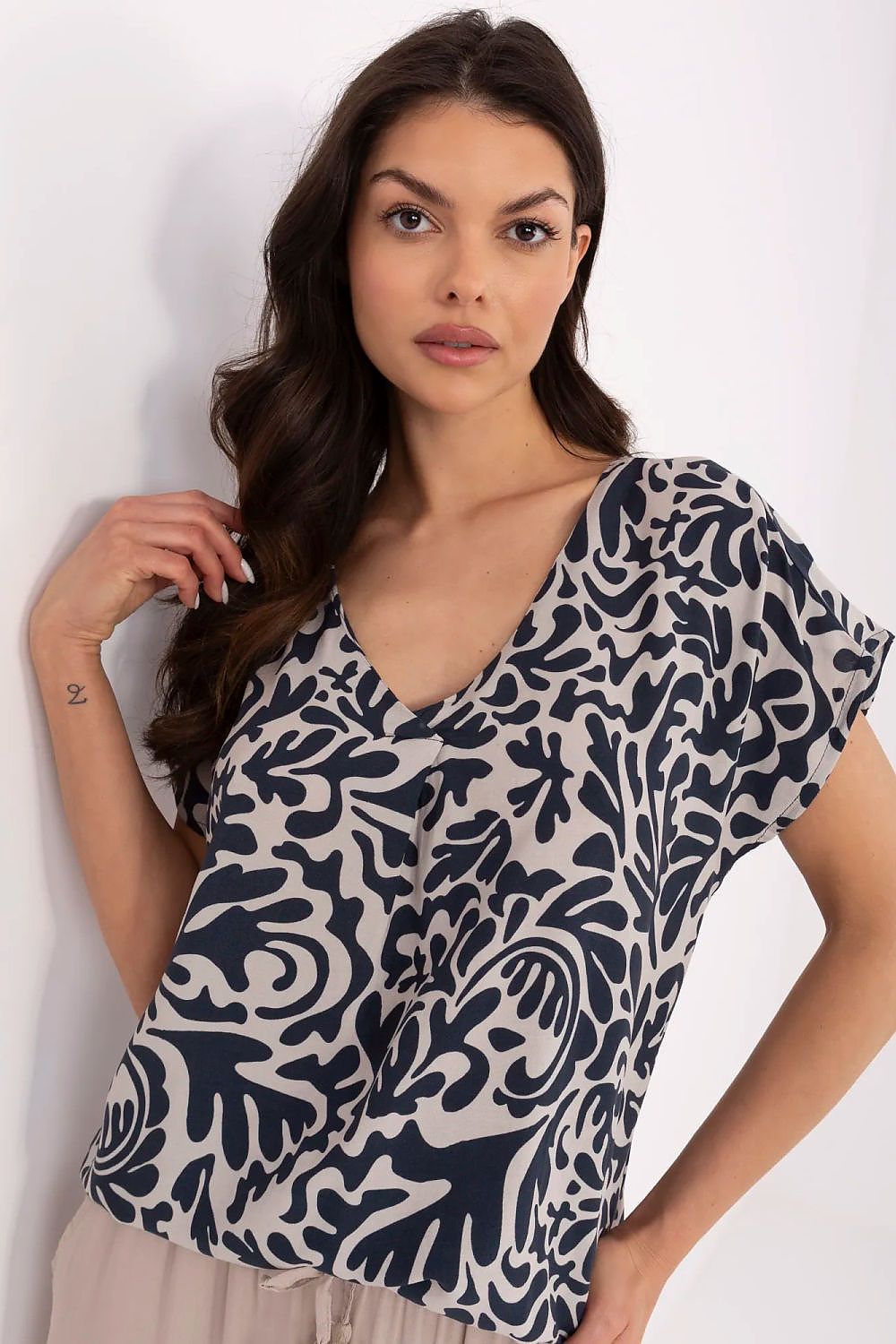 Elegant V-Neck Printed Blouse in Soft Viscose – Comfortable Everyday Style by Sublevel
