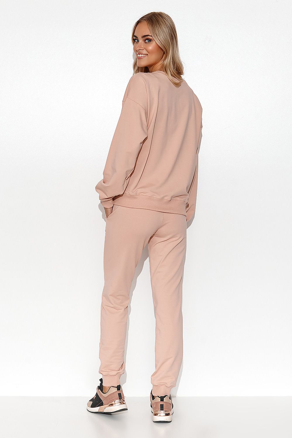 Luxury Women's Lightweight Knit Sweatshirt and Pants Set with Ribbed Cuffs and Collarbones Reveal