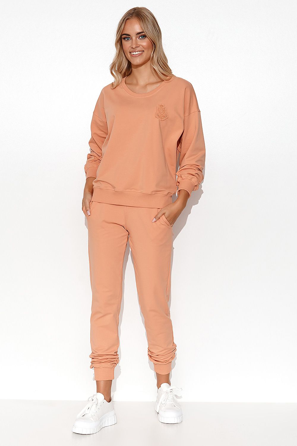 Luxury Women's Lightweight Knit Sweatshirt and Pants Set with Ribbed Cuffs and Collarbones Reveal