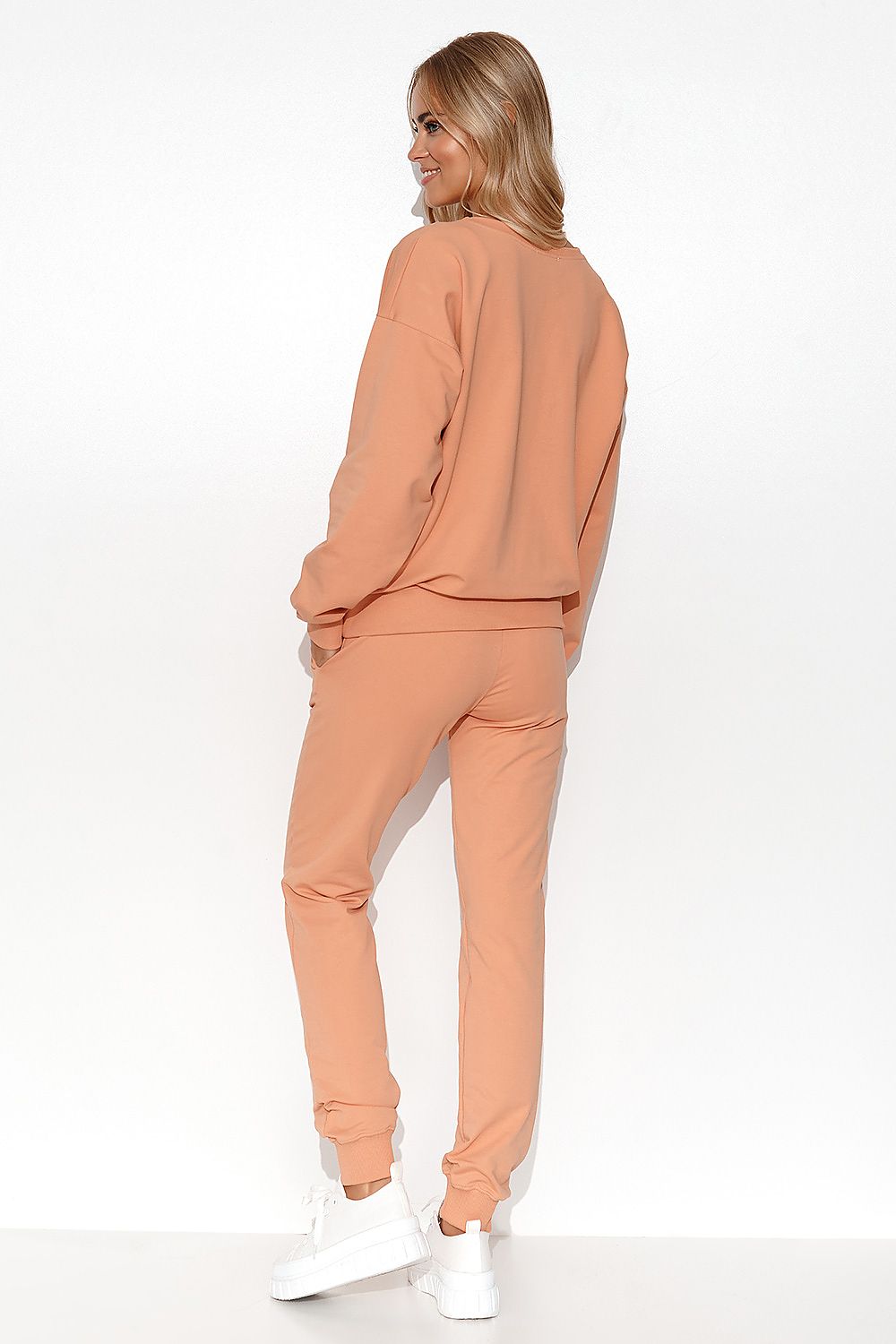 Luxury Women's Lightweight Knit Sweatshirt and Pants Set with Ribbed Cuffs and Collarbones Reveal