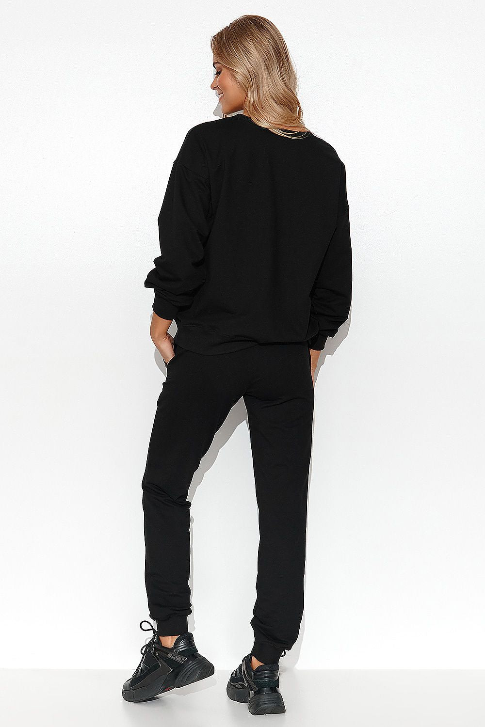 Luxury Women's Lightweight Knit Sweatshirt and Pants Set with Ribbed Cuffs and Collarbones Reveal