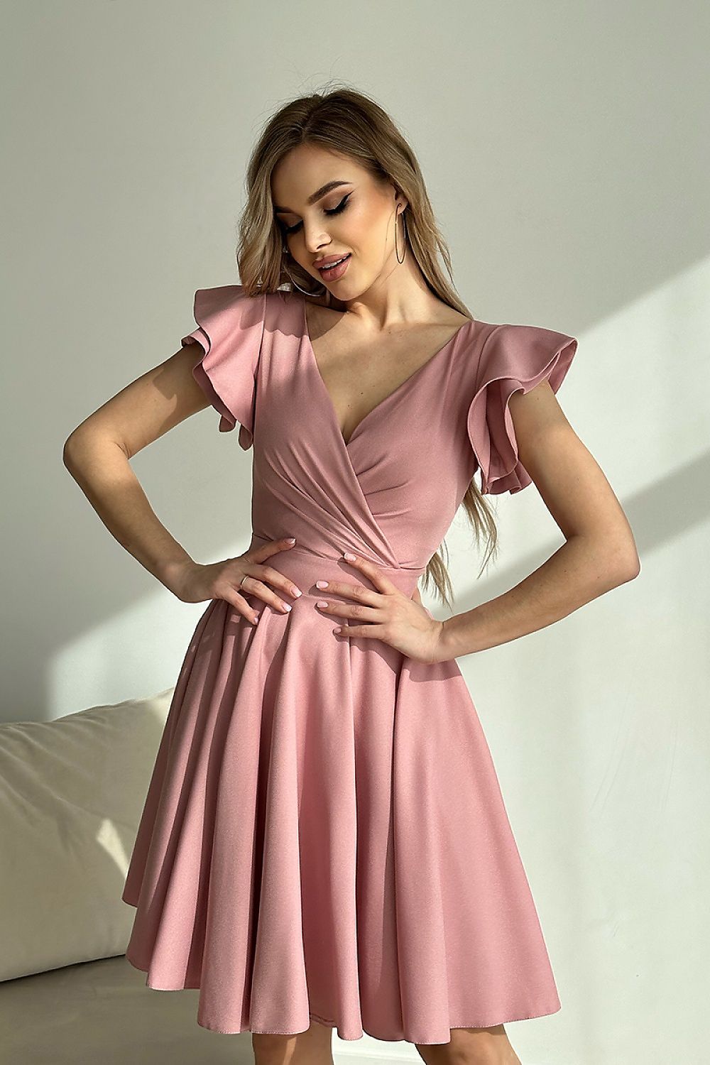 Elegant Bicotone Cocktail Dress with Ruffled Sleeves and Tailored Fit for Sophisticated Charm