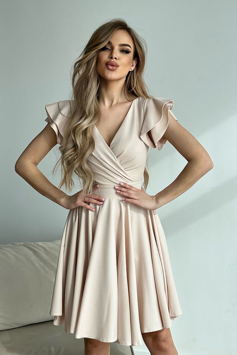 Elegant Bicotone Cocktail Dress with Ruffled Sleeves and Tailored Fit for Sophisticated Charm