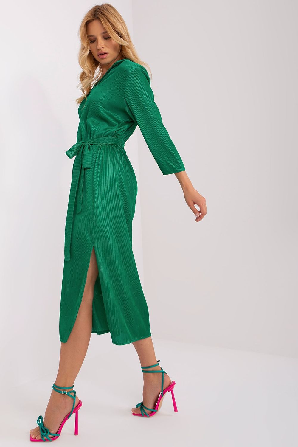Elegant Lakerta Daydress with 3/4 Sleeves, V-Neck Collar, and Waist Tie in Ribbed Fabric